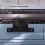 LOTE 561 - MÁQUINA DE ESCREVER ANTIGA FUNCIONANDO PERFEITAMENTE (NO ESTADO)
