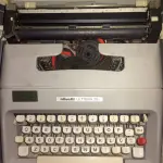 LOTE 540 - MÁQUINA DE ESCREVER ANTIGA FUNCIONANDO PERFEITAMENTE (NO ESTADO)