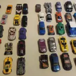 LOTE 451 - LOTE COM 100 CARRINHOS HOT WHEELS E OUTROS MODELOS (NO ESTADO)