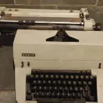 LOTE 567 - MÁQUINA DE ESCREVER ANTIGA FUNCIONANDO PERFEITAMENTE (NO ESTADO)