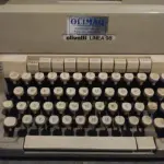LOTE 569 - MÁQUINA DE ESCREVER ANTIGA FUNCIONANDO PERFEITAMENTE (NO ESTADO)