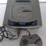 LOTE 498 - VIDEO GAME SEGA SATURN COM 1 CONTROLE  (NO ESTADO)