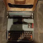 LOTE 553 - MÁQUINA DE ESCREVER ANTIGA FUNCIONANDO PERFEITAMENTE (NO ESTADO)