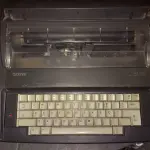 LOTE 554 - MÁQUINA DE ESCREVER ANTIGA FUNCIONANDO PERFEITAMENTE (NO ESTADO)