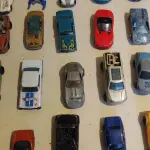LOTE 451 - LOTE COM 100 CARRINHOS HOT WHEELS E OUTROS MODELOS (NO ESTADO)