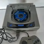 LOTE 498 - VIDEO GAME SEGA SATURN COM 1 CONTROLE  (NO ESTADO)