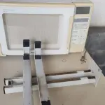 LOTE 519 - FORNO DE MICRO-ONDAS LIGANDO MAS NÃO OBEDECE OS COMANDOS DO PAINEL COM SUPORTE (NO ESTADO)
