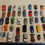LOTE 451 - LOTE COM 100 CARRINHOS HOT WHEELS E OUTROS MODELOS (NO ESTADO)