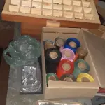 LOTE 477 - MÁQUINA DE PERSONALIZAR GUARDANAPOS CANETAS ETC COMPLETÍSSIMA COM  JOGOS DE LETRAS MANUSCRITAS,  MAIÚSCULAS, MINÚSCULAS, NÚMEROS, ROLOS DE FITAS PARA PERSONALIZAR (NO ESTADO)