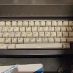 LOTE 554 - MÁQUINA DE ESCREVER ANTIGA FUNCIONANDO PERFEITAMENTE (NO ESTADO)