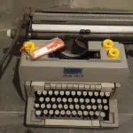 LOTE 569 - MÁQUINA DE ESCREVER ANTIGA FUNCIONANDO PERFEITAMENTE (NO ESTADO)