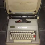 LOTE 540 - MÁQUINA DE ESCREVER ANTIGA FUNCIONANDO PERFEITAMENTE (NO ESTADO)