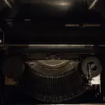 LOTE 548 - MÁQUINA DE ESCREVER ANTIGA FUNCIONANDO PERFEITAMENTE (NO ESTADO)