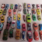 LOTE 449 - LOTE COM 100 CARRINHOS HOT WHEELS E OUTROS MODELOS (NO ESTADO)