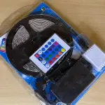 LOTE 078 - 01 FITA LED DE 5 METROS COM CONTROLE REMOTO E DIVERSAS TROCAS DE CORES NO CONTROLE