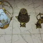 LOTE 479 - LOTE COM 3 ABAJURES ANTIGOS EM BRONZEMAUS CRISTAIS PARA ABAJURES (NO ESTADO)