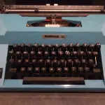 LOTE 568 - MÁQUINA DE ESCREVER ANTIGA FUNCIONANDO PERFEITAMENTE (NO ESTADO)