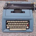 LOTE 561 - MÁQUINA DE ESCREVER ANTIGA FUNCIONANDO PERFEITAMENTE (NO ESTADO)