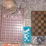 LOTE 450 - LOTE COM DAMAS, BARALHOS, BINGOS, XADREZ. DOMINÓS, POKERS(NO ESTADO)