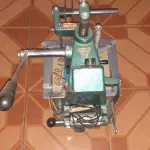 LOTE 477 - MÁQUINA DE PERSONALIZAR GUARDANAPOS CANETAS ETC COMPLETÍSSIMA COM  JOGOS DE LETRAS MANUSCRITAS,  MAIÚSCULAS, MINÚSCULAS, NÚMEROS, ROLOS DE FITAS PARA PERSONALIZAR (NO ESTADO)