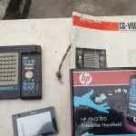 LOTE 431 - LOTE COM 1 HP IPAQ 210,1 GPS,1 CARREGADOR DE PILHAS E U1 EDITOR DE VÍDEO (NO ESTADO)