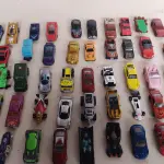 LOTE 449 - LOTE COM 100 CARRINHOS HOT WHEELS E OUTROS MODELOS (NO ESTADO)