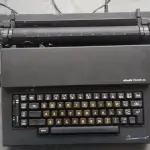 LOTE 538 - MÁQUINA DE ESCREVER ANTIGA FUNCIONANDO PERFEITAMENTE (NO ESTADO)