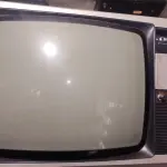 LOTE 470 - TV ANTIGA,PHILIPS 51 CM  DE LARGURA 35CM DE ALTURA FUNCIONANDO ATE O MOMENTO (NO ESTADO)