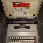 LOTE 546 - MÁQUINA DE ESCREVER ANTIGA FUNCIONANDO PERFEITAMENTE (NO ESTADO)