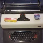 LOTE 539 - MÁQUINA DE ESCREVER ANTIGA FUNCIONANDO PERFEITAMENTE (NO ESTADO)