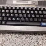 LOTE 555 - MÁQUINA DE ESCREVER ANTIGA FUNCIONANDO PERFEITAMENTE (NO ESTADO)