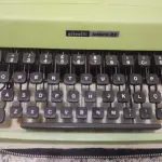LOTE 559 - MÁQUINA DE ESCREVER ANTIGA FUNCIONANDO PERFEITAMENTE (NO ESTADO)