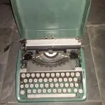 LOTE 556 - MÁQUINA DE ESCREVER ANTIGA FUNCIONANDO PERFEITAMENTE (NO ESTADO)