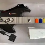 LOTE 535 - GUITARRA PLAYSTATION 2 USADA UMA VEZ E FOI GUARDADA ESTADO DE NOVO (NO ESTADO)