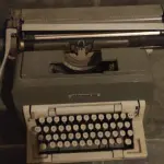 LOTE 566 - MÁQUINA DE ESCREVER ANTIGA FUNCIONANDO PERFEITAMENTE (NO ESTADO)