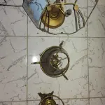 LOTE 479 - LOTE COM 3 ABAJURES ANTIGOS EM BRONZEMAUS CRISTAIS PARA ABAJURES (NO ESTADO)