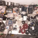 LOTE 464 - LOTE COM DIVERSOS ITENS INFORMÁTICAS CABOS PEÇAS, IMPRESSORAS (NO ESTADO)