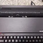 LOTE 562 - MÁQUINA DE ESCREVER ANTIGA FUNCIONANDO PERFEITAMENTE (NO ESTADO)