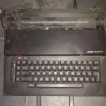 LOTE 547 - MÁQUINA DE ESCREVER ANTIGA FUNCIONANDO PERFEITAMENTE (NO ESTADO)