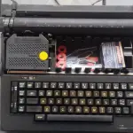LOTE 538 - MÁQUINA DE ESCREVER ANTIGA FUNCIONANDO PERFEITAMENTE (NO ESTADO)