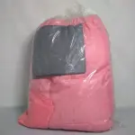 LOTE 536 - UM ROUPÃO FEMININO ROSA E UM EDREDOM SOLTEIRO (NO ESTADO)