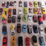 LOTE 447 - LOTE COM 100 CARRINHOS HOT WHEELS E OUTROS MODELOS (NO ESTADO)