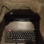LOTE 552 - MÁQUINA DE ESCREVER ANTIGA FUNCIONANDO PERFEITAMENTE (NO ESTADO)