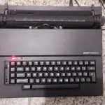 LOTE 562 - MÁQUINA DE ESCREVER ANTIGA FUNCIONANDO PERFEITAMENTE (NO ESTADO)