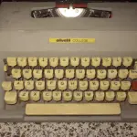 LOTE 565 - MÁQUINA DE ESCREVER ANTIGA FUNCIONANDO PERFEITAMENTE (NO ESTADO)