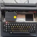 LOTE 538 - MÁQUINA DE ESCREVER ANTIGA FUNCIONANDO PERFEITAMENTE (NO ESTADO)