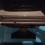 LOTE 568 - MÁQUINA DE ESCREVER ANTIGA FUNCIONANDO PERFEITAMENTE (NO ESTADO)