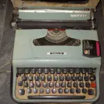 LOTE 553 - MÁQUINA DE ESCREVER ANTIGA FUNCIONANDO PERFEITAMENTE (NO ESTADO)