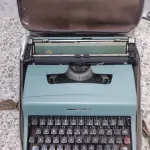 LOTE 563 - MÁQUINA DE ESCREVER ANTIGA FUNCIONANDO PERFEITAMENTE (NO ESTADO)