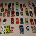 LOTE 453 - LOTE COM 100 CARRINHOS HOT WHEELS E OUTROS MODELOS (NO ESTADO)